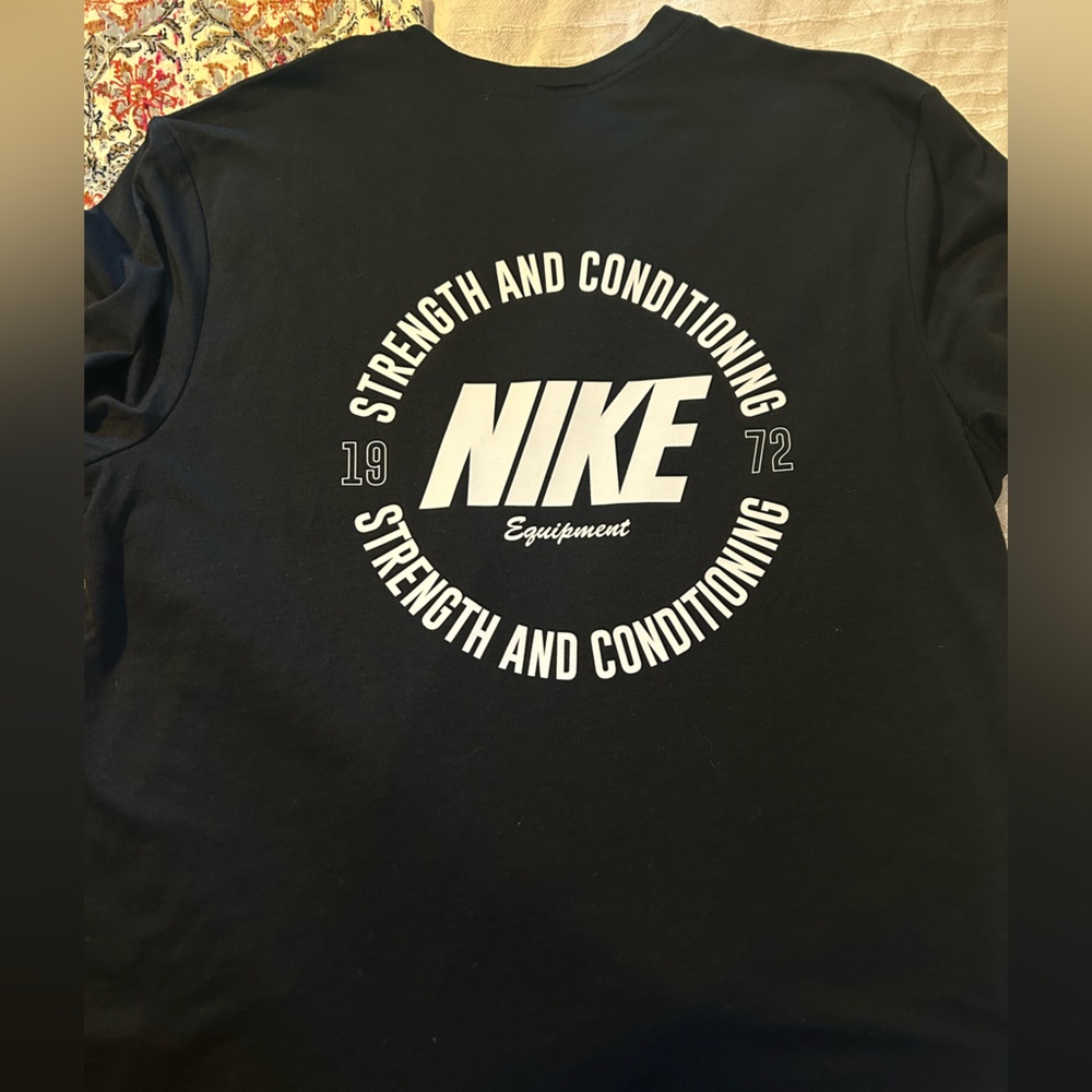 Nike Strength T-shirt - Size Medium